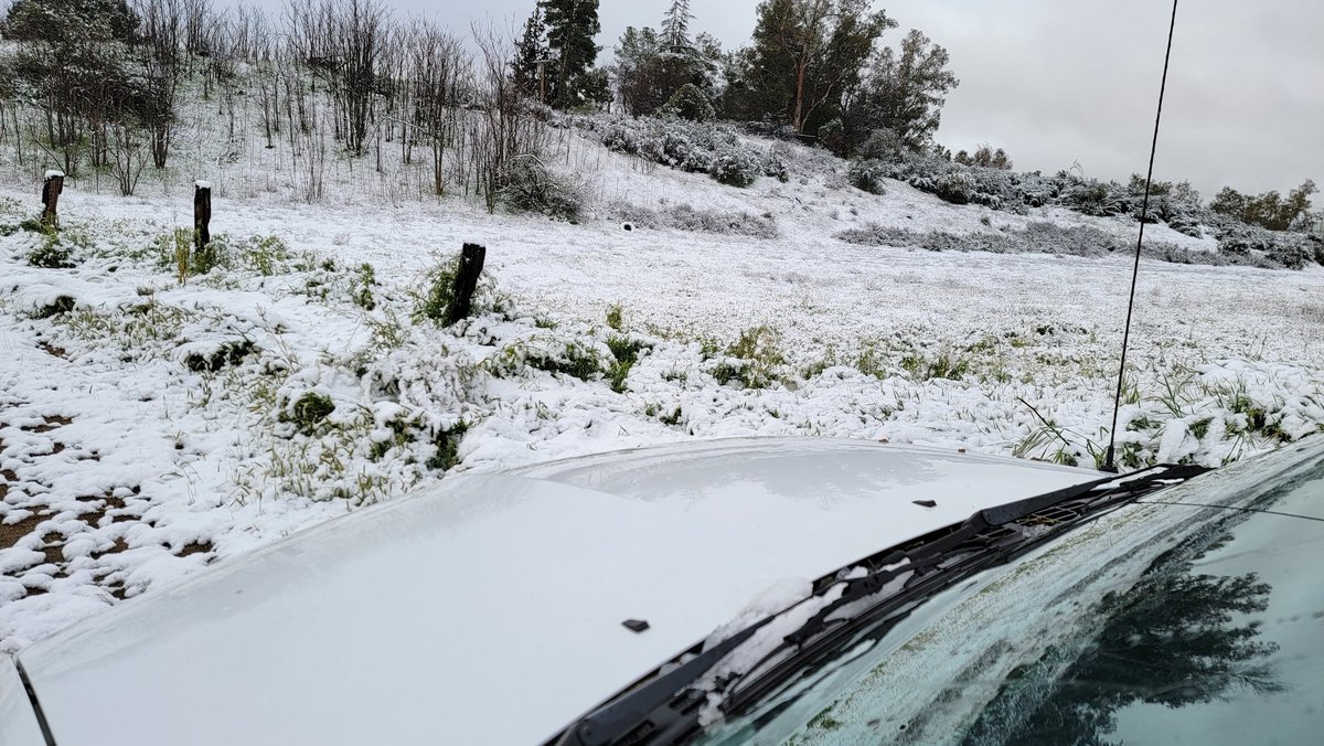Metallicats33's tweet photo. Got some Snow in #SoCal Where I live it's kinda rare, but this is the 1st time it was enough to close the schools 🤘 https://t.co/XVQfCfdZlA