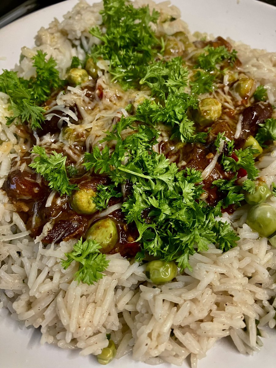 tantrictrevbbq's tweet photo. Freezer raid. Left over bbq Brisket chilli. Added a piece of dark chocolate and reheated with rice and the last of my home grown peas from the freezer.#brisketchilli #nofoodwaste #chilli https://t.co/DYfcVIbJxm