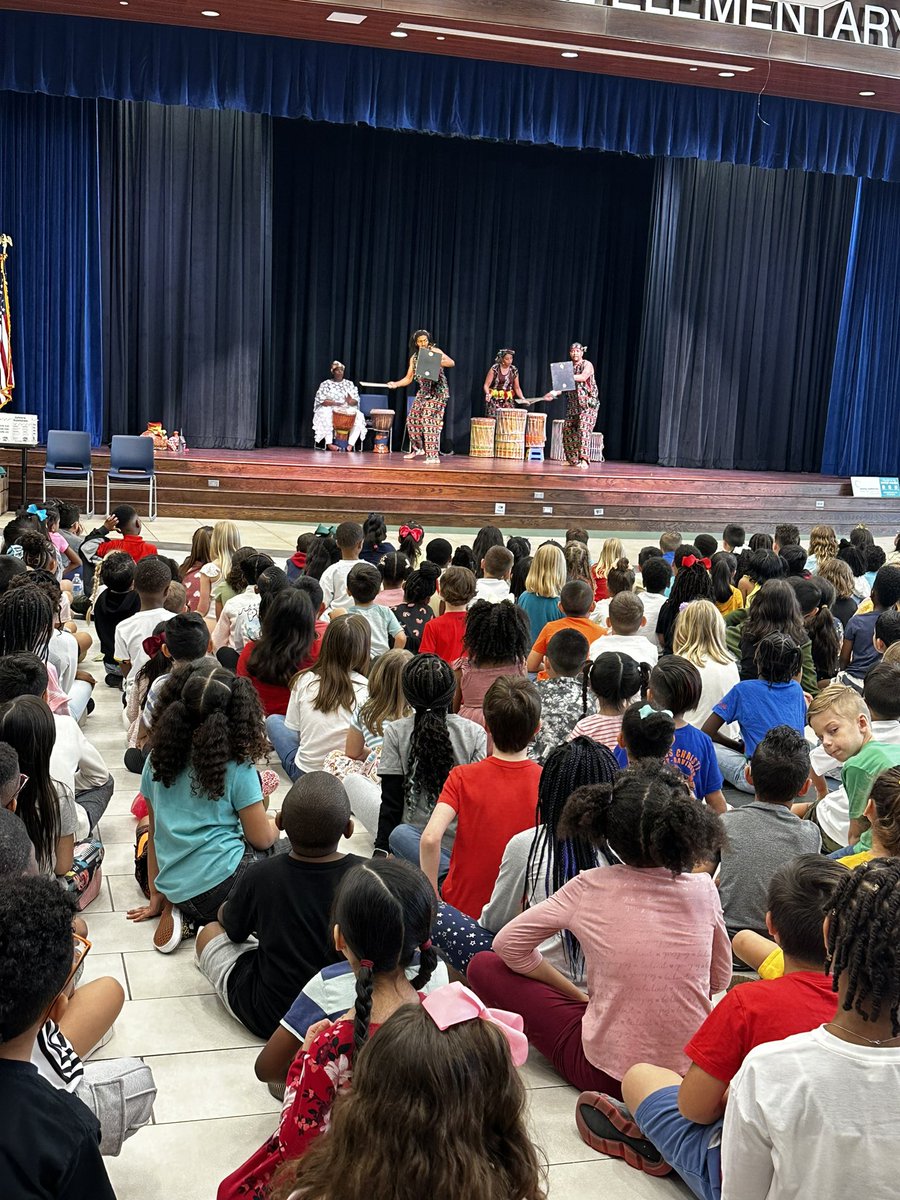 MrsVanderTuig's tweet photo. A big thank you to @yahouston for the amazing Pan African Passport Performance!! 🎉🎭🥁 We loved it!!!! https://t.co/zOGsvgsyph