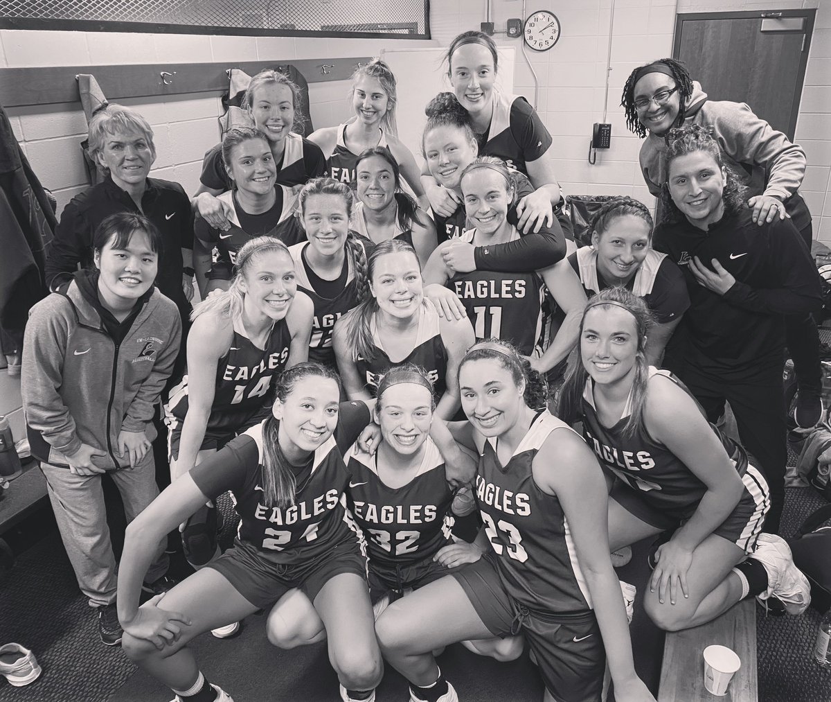 UWLEaglesWBB's tweet photo. Find a group of people who challenge and inspire you, spend a lot of time with them, and it will change your life.
#uwleagleswbb #together #poehler 🦅 https://t.co/T8brifomgV
