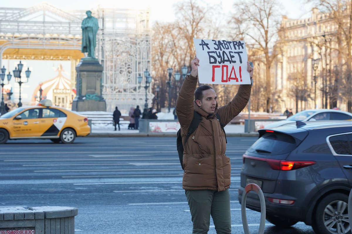 ya_vitalyaaa's tweet photo. Фраза «А завтра будет год!» дискредитирует российскую армию. На фото Никита Родичев, сегодня его задержали на пушкинской площади, а в тверском ОВД составили протокол по 20.3.3

Фото: Гоша Гузовский/@AvtozakLIVE https://t.co/LN2qY0JmVD