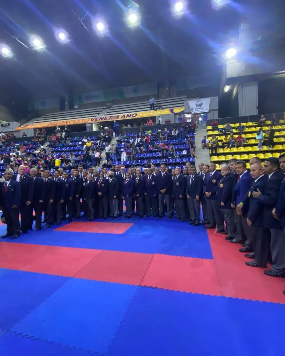 CriterioDep's tweet photo. ¡A impartir justicia en el tatami! ⚖️

🥋 Los sensei Italo Gualtieri (Ikigai Dojo) y Carlos Montilla (Jinmukan Dojo) aprobaron el primer campamento de arbitraje de la Federación Venezolana de Kárate Do, con lo que obtuvieron licencias de juez en modalidad de kumite y kata. https://t.co/8DUlgTn8Z6