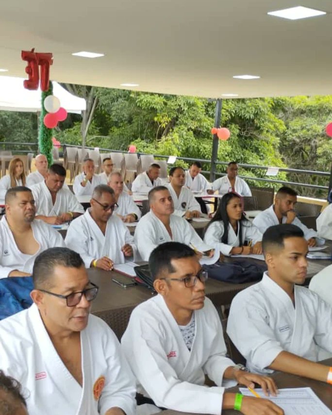 CriterioDep's tweet photo. ¡A impartir justicia en el tatami! ⚖️

🥋 Los sensei Italo Gualtieri (Ikigai Dojo) y Carlos Montilla (Jinmukan Dojo) aprobaron el primer campamento de arbitraje de la Federación Venezolana de Kárate Do, con lo que obtuvieron licencias de juez en modalidad de kumite y kata. https://t.co/8DUlgTn8Z6