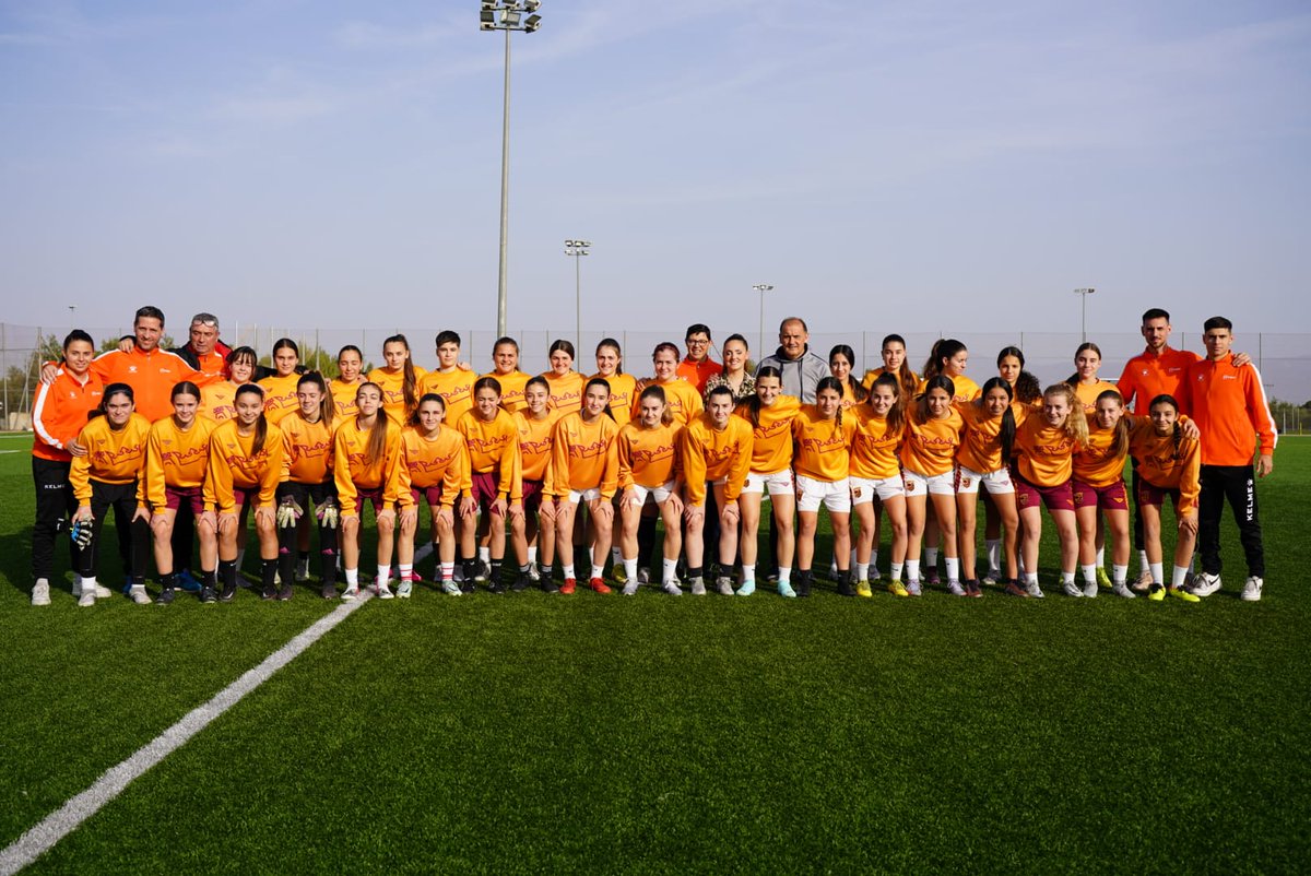🫂 FOTO DE FAMILIA...¡Y A ENTRENAR EN LORCA ⚽!

🔜 En breve llegamos al destino: Almería. ¡Nos espera una apasionante Fase Plata de #FutFem 🤩! 

#VamosFFRM 💪
