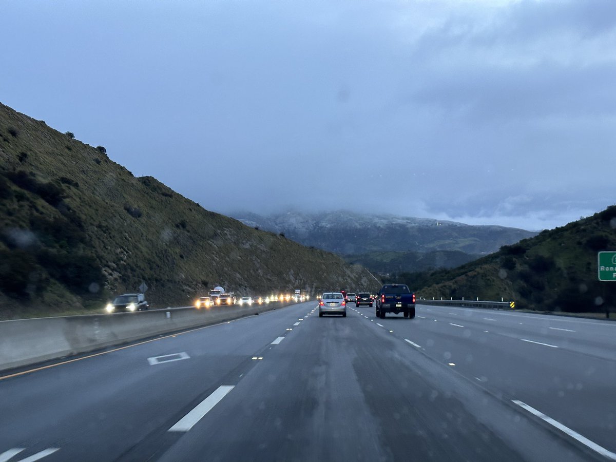 GetInTheBoxGuy's tweet photo. @NWSLosAngeles The hills behind Porter Ranch this morning at around 6:30 https://t.co/lBH59oWRZL