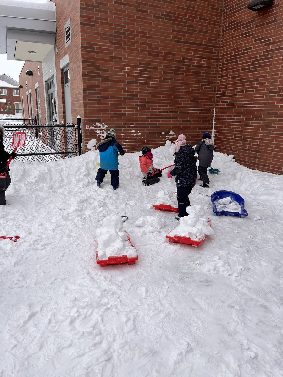 KindergartenKPC's tweet image. Egg building now! #mathoutside @CountrysidePDSB @sukhbhat1