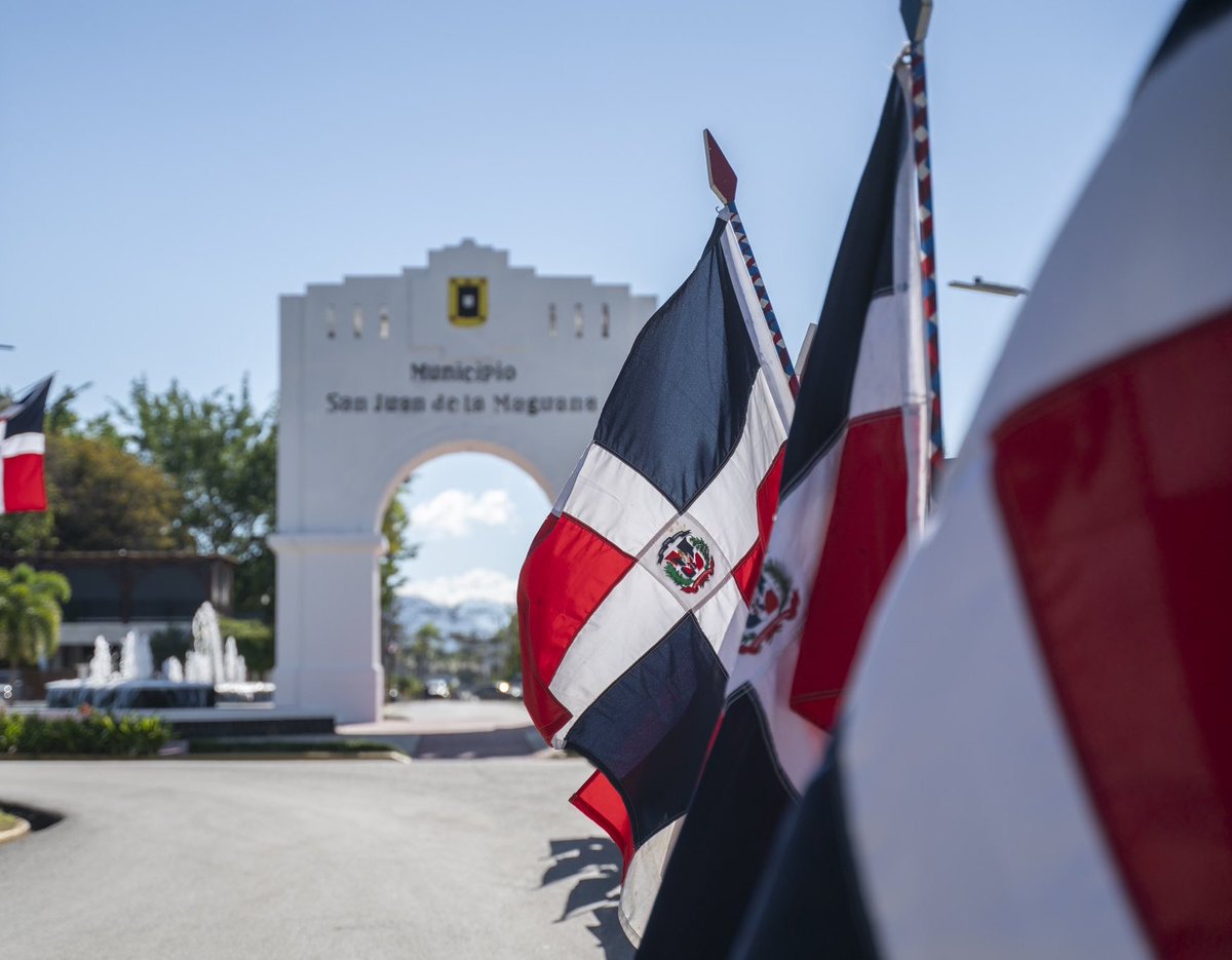 Esta fotografía me llena de orgullo ❤️ hermosa nuestra bandera nacional 🇩🇴👏 de fondo el Arco del Triunfo del municipio de San Juan de la Maguana, provincia San Juan
#Mesdelapatria #SanJuan