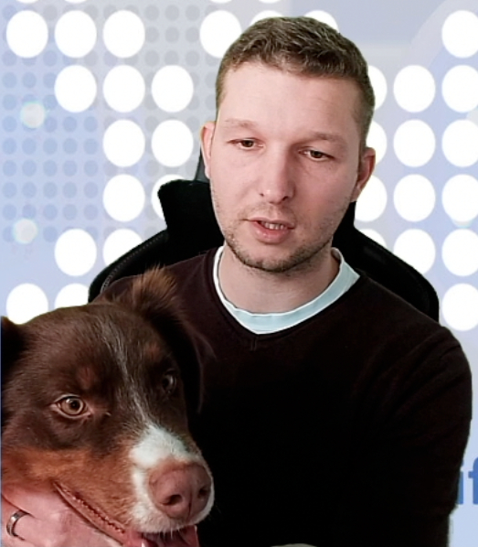 Luxxamed's tweet image. Und heute wieder mit dabei: unser Bürohund Cinna, der im Podcast-Interview natürlich auch seine Nase in die Kamera halten musste. 😝 #luxxamed #mikrostrom #microcurrent #podcast #australianshepherd