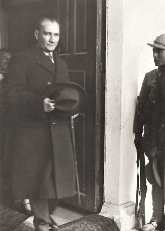 "Bunalıyorum çocuk, büyük bir ıstırap içinde bunalıyorum! Görüyorsun ya, her gittiğimiz yerde mütemadiyen dert, şikâyet dinliyoruz..."

Atatürk'ün bu meşhur konuşmasını çoğumuz biliyoruz. Şimdi bir de perde arkasına bakalım...