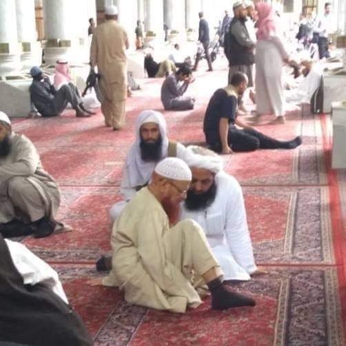 جی جناب یہ ہی وہ شخص ہے جسے زمانہ شیخ الاسلام کے نام سے جانتا ہے، اہل علم انہیں فقیہ العصر کہتے ہیں، علماء اور مشائخ ان کے قدم چومنے کے لئے بے تاب رہتے ہیں، ہر آن ان کے پیچھے خلقت کا ایک بڑا ہجوم ہوتا ہے۔  
جی ہاں تقوی اور عاجزی بھی بے مثال ہے ۔
استاد ذی وقار حضرت شیخ الاسلام ،