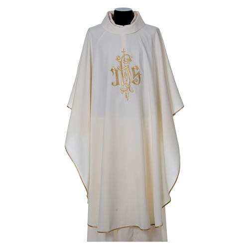 NINI MAANA YA "IHS" ?
Wengi tumekuwa tukishangaa mavazi ya mapadre, vitambaa na vitu mbalimbali vya ibada kuwa na alama hiyo (kama kwenye picha hapo)... Leo nataka nikujuze maana yake na historia yake.
(jitahidi usome mpaka mwisho)