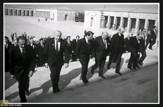 Türk siyasetinin Küfürbaz olmayan siyasetçileri ışıklar içinde yatın inşallah,Bülent Ecevit, Necmettin Erbakan, Mesut Yılmaz, Süleyman Demirel, Erdal İnönü ve Alparslan Türkeş Anıtkabir’'de..

BİR ZAMANLAR BERABERLİĞİN ADRESİ ATATÜRK'TÜ.