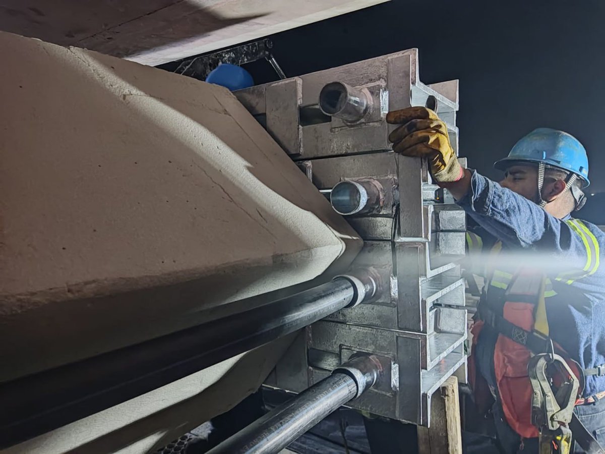 🚧👷🏻🚧 Estamos trabajando día y noche en la reconstrucción del tramo elevado de la #Línea2 del metro para garantizar una movilidad SEGURA para las y los neoleoneses. 
¡Vamos por la movilidad que siempre debimos tener! 🚆🦁