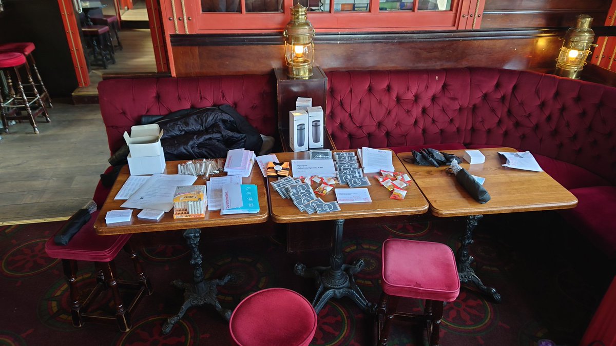 Heute hatten wir einen Infotag speziell für unsere Kollegen von DBCCH organisiert.

Anwesend waren unter anderem die Sektionen Brugg &amp; Basel, unsere Präsidentin @Lokpersonal, der Präsident und der Vizepräsident des SEVs.

Du entscheidest 🤜🤛

#Lokführer #Cargo #SEV #LPV