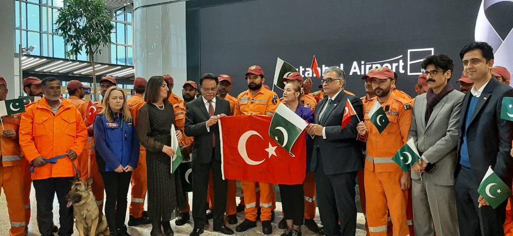 PakinTurkiye's tweet photo. After conducting  1️⃣7️⃣ day search and rescue operation in Adiyaman, Pakistan Search and Rescue team has left for Pakistan. 

Deputy Governor of Istanbul Özlem Bozkurt Gevrek and Ambassador @DrYousafJunaid sent off the team with great appreciation.

 🇵🇰🇹🇷 Birlikte Güçlüyüz ‼️ https://t.co/zqsmtaMVHw