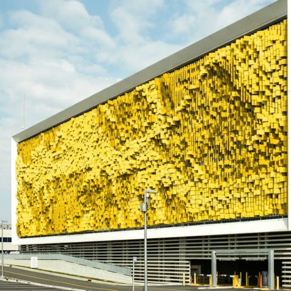 wajhaeg's tweet photo. 🛑Eskenazi Hospital
📍 Indianapolis, USA
The installation on the facade of the hospital is made of a total of 7,000 angled metal panels with colors that change depending on the orientation.
#Dynamic_facade
#Facade_Solutions
#facade_system
#sustainable_Facade https://t.co/rpNV9HzOIx