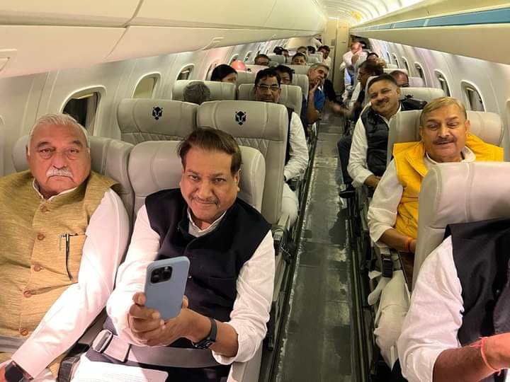 mudgil_preeti's tweet photo. आज मा० पूर्व मुख्यमंत्री व नेता प्रतिपक्ष चौ. Bhupinder Singh Hooda जी व कांग्रेस कार्यकर्ताओं के साथ रायपुर में आयोजित कांग्रेस महाधिवेशन के लिए रायपुर जाते हुए  !

कुलदीप वत्स
विधायक बादली https://t.co/Sl4FA406QA