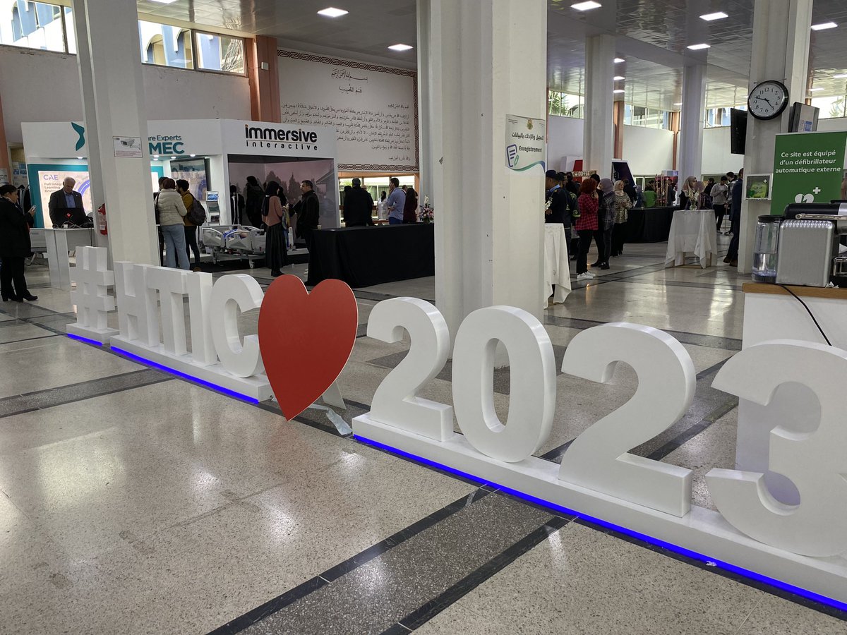 Immersive Interactive tweet media