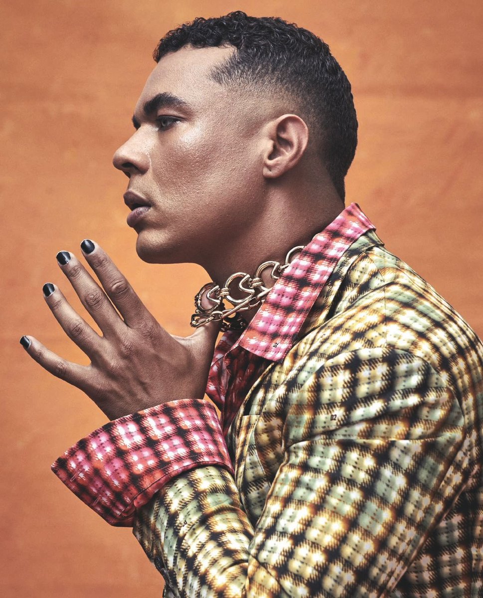 ismaelsource's tweet image. NAILS. NECKLACE. OUTFIT. HAIR. FACE. ICON.