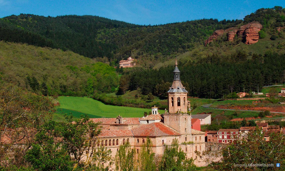 Monasterio de #Yuso #sanmillandelacogolla está en la margen izquierda del río Cárdenas,  fue mandado construir en el año 1053 por el rey García Sánchez III de Navarra «el de Nájera».