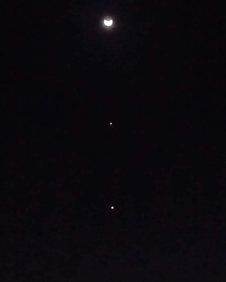 bjpsohambhatt's tweet photo. Amazing..!!
Moon, Venus and Jupiter in a single straight line. 
Photo from my terrace tonight .
#moon #Venus #Jupiter 

#live #livemoon https://t.co/B7Ns4hB4M4