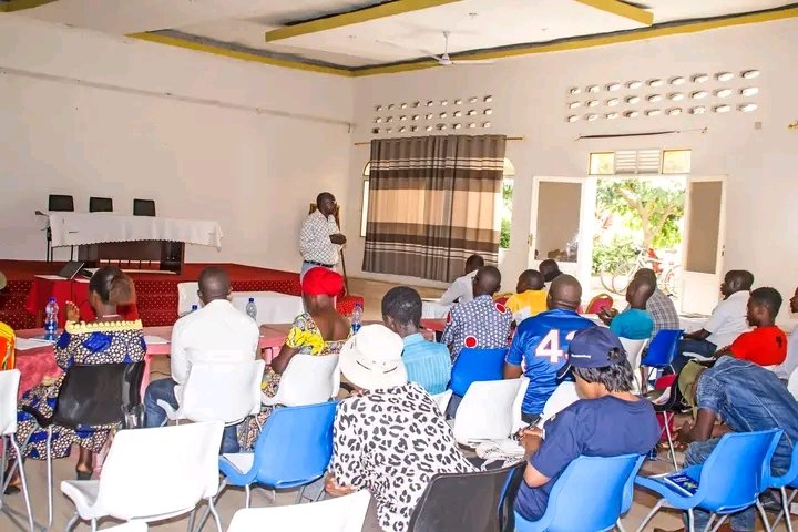 BienvenuHakizi2's tweet photo. Un immense plaisir d’avoir fait partie de cette formation organisé par #Water4Dev en collaboration avec l'Agence Burundaise de l'Hydraulique et de l'assainissement en milieu Rural (#AHAMR) , pour 30 promoteurs communautaires sur l'approche de traitement de l’eau avec le Chlore https://t.co/tjZAkyBLIy