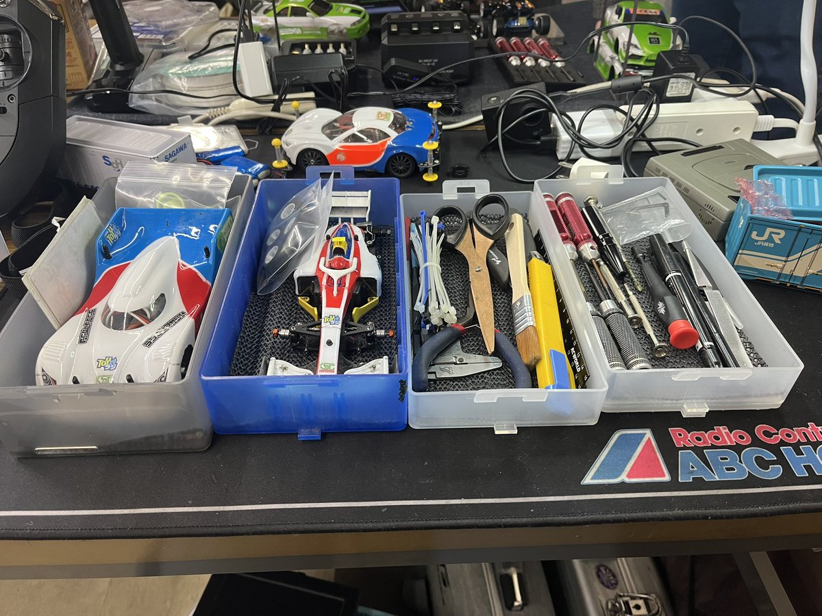 akrmrt782's tweet photo. #モデリングコンテナ054 にGLRとGLF-1を入れて、slimに工具を入れました。もう1段足して、スペアパーツやタイヤを入れようかな。と思いました。
ちなみに、ガイドローラを付けたミニ四駆は、幅の問題で収納できませんでした。
#プラモ向上委員会
#YYラジコン倶楽部
#GLRACING https://t.co/cVT1oubpPl