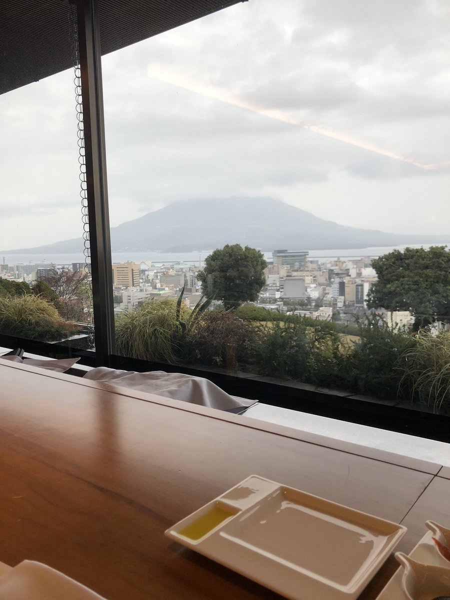 iisia's tweet image. 今朝は桜島を眺めながら朝食にてスタート。

南日本は生き返らせてくれます。
昼前のフライトにて東京へ。

皆様。おはようございます！

#iisia #鹿児島の朝　#revitalization