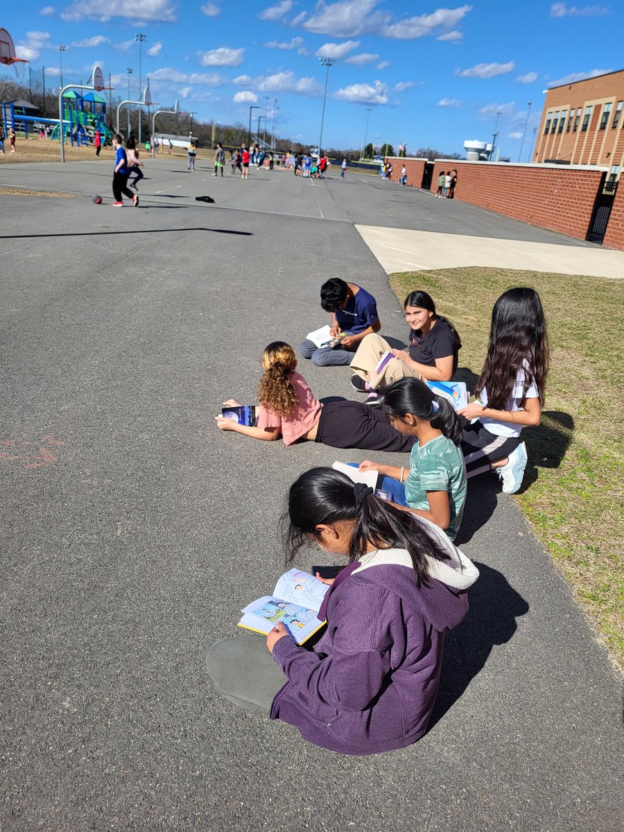 Nice weather means.... class outside! 5W enjoyed some outdoor reading today as we prepped for our new book clubs #GoGPEGators <a href="/TeacherFerozGPE/">David Feroz (フェロズデービッド)</a>