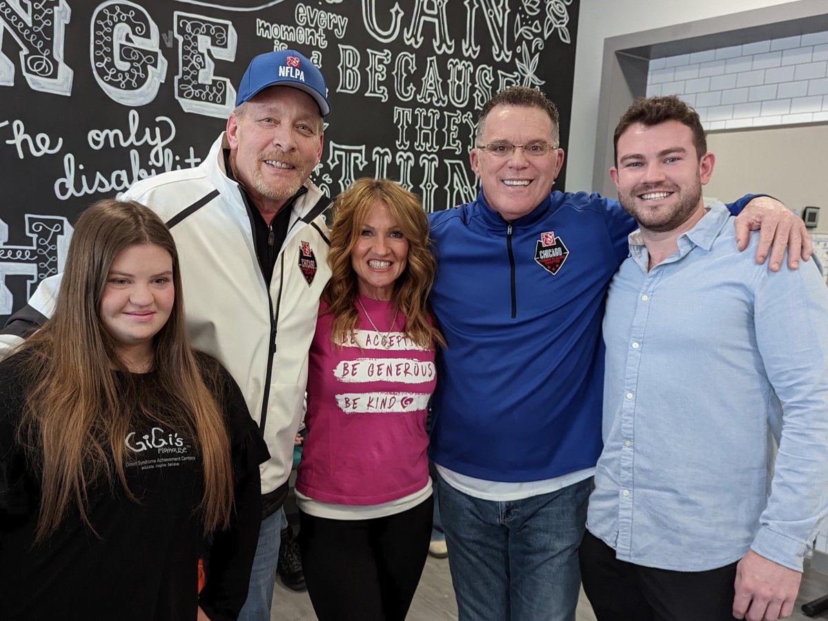 ChicagoRPFPC's tweet photo. Our guys, Brent Novoselsky, Justin Staples & Tom Serpento joined Nancy & Gigi from GiGi's Playhouse for their live podcast to discuss the upcoming gala! After, they were then joined by former players, Tim Tyrrell and Ray McElroy! ♥️ ♥️
#RPFPC #NFLPAChicago @GiGis_Playhouse https://t.co/uOCMq7fGpw