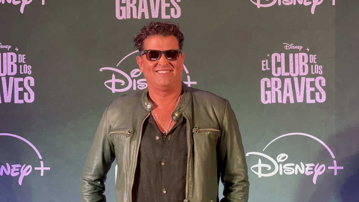 tour121of's tweet photo. ¡Ya llegamos, ya estamos aquí!

Desde la presentación de la nueva serie EL CLUB DE LOS GRAVES de Disney protagonizada por el gran CARLOS VIVES. 

La serie ya está disponible para ver en Disney+. 

#disney #disneyplus #carlosvives #elclubdelosgraves #tour121 https://t.co/wiF3G15mdp