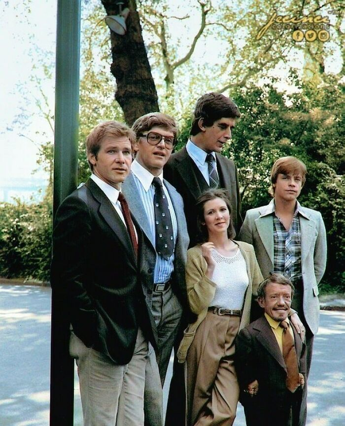 The Cast Of Star Wars Out Of Costume In C. 1977. From Left To Right: Harrison Ford (Han Solo), David Prowse (Darth Vader), Peter Mayhew (Chewbacca), Carrie Fisher (Princess Leia), Kenny Baker (R2-D2), And Mark Hamill (Luke Skywalker) https://t.co/nhTM4r4BKy