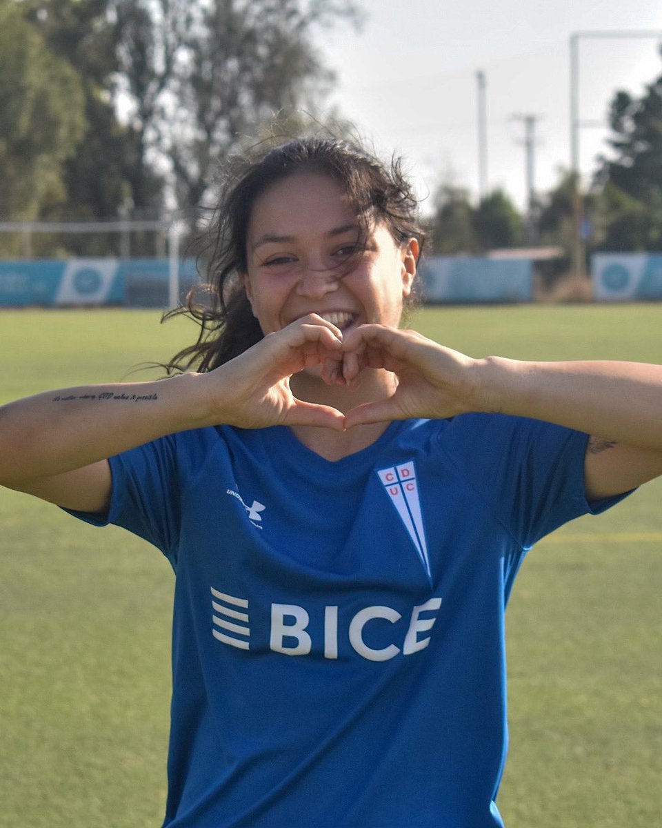 CruzadasOficial's tweet photo. Cerramos el jueves y les enviamos mucho amor a todos #LosCruzados y #LasCruzadas, de parte de la volante de nuestro #FútbolFemeninoUC, @EPastrianrubio 🫶

#LaGranCruzada🔵⚪️ https://t.co/S2INO6O0J8