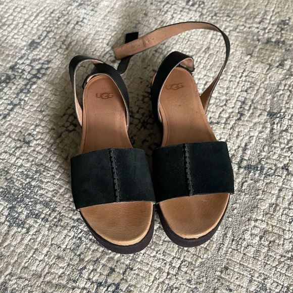 LMorales31's tweet photo. So good I had to share! Check out all the items I'm loving on @Poshmarkapp #poshmark #fashion #style #shopmycloset #katespade #hours #ugg: https://t.co/g67iRADIbU https://t.co/V6NfPIKF37