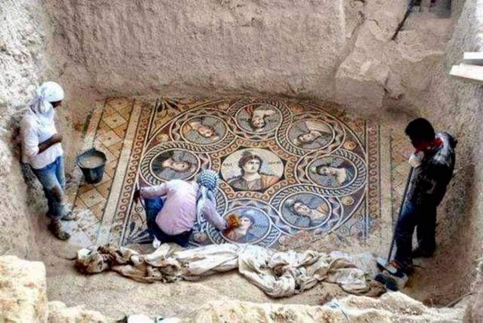 redhistoria's tweet photo. El extraordinario y antiguo mosaico griego de 2000 años que fue descubierto accidentalmente en la ciudad turca de Zeugma, cerca de la frontera de Siria. Una auténtica obra de arte. https://t.co/Wq8nXaK5f4