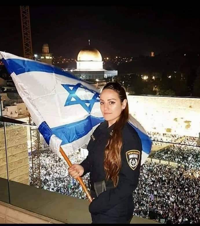 الفرق بين زمان وقتنه الحالي زمان كان المشركين يعبدون الاصنام لتقربهم الى الله 
اما في زماننه هذه الشي الجميل اننا لانتعرف في الله ولانبيه من الاساس الامر الي يجعل الحياة اكثر سعادة وحرية
اما الصورة الي خليتها فقط لئغيض الفلسطينين الانجاس وقول لهم ان الاقصى اسرائيليه 🇮🇱🇮🇱🇮🇱🇮🇱