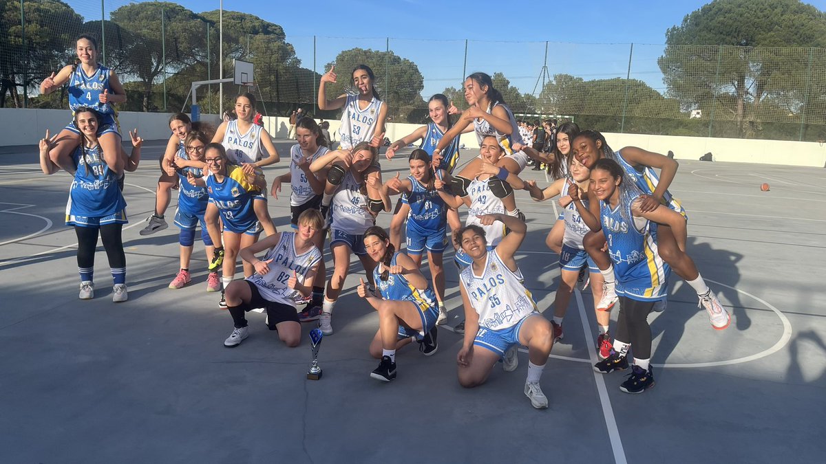 CiudaddePalos's tweet photo. Hoy hemos estado en la inauguración de las pistas de Basket en #UniaLaRabida junto a @Zamo118 nuestras niñas han podido disfrutar de una charla del seleccionador Nacional y un rato de Baloncesto! https://t.co/yhzpK9kwuL