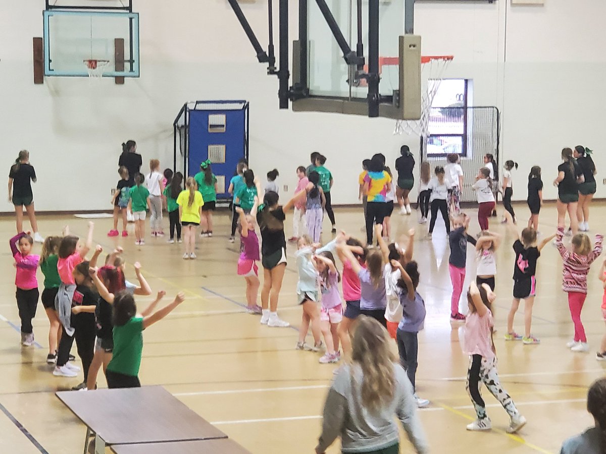 TimYoder24's tweet photo. Concord Cheerleaders teaching A LOT of Cheerleaders the Routines for Friday night basketball game
Concord vs Westview 
Cheerleaders 
Whistler

And a Great Basketball game

Come early and check out the Concord JV
#concordpride https://t.co/MSFXNyUbeZ