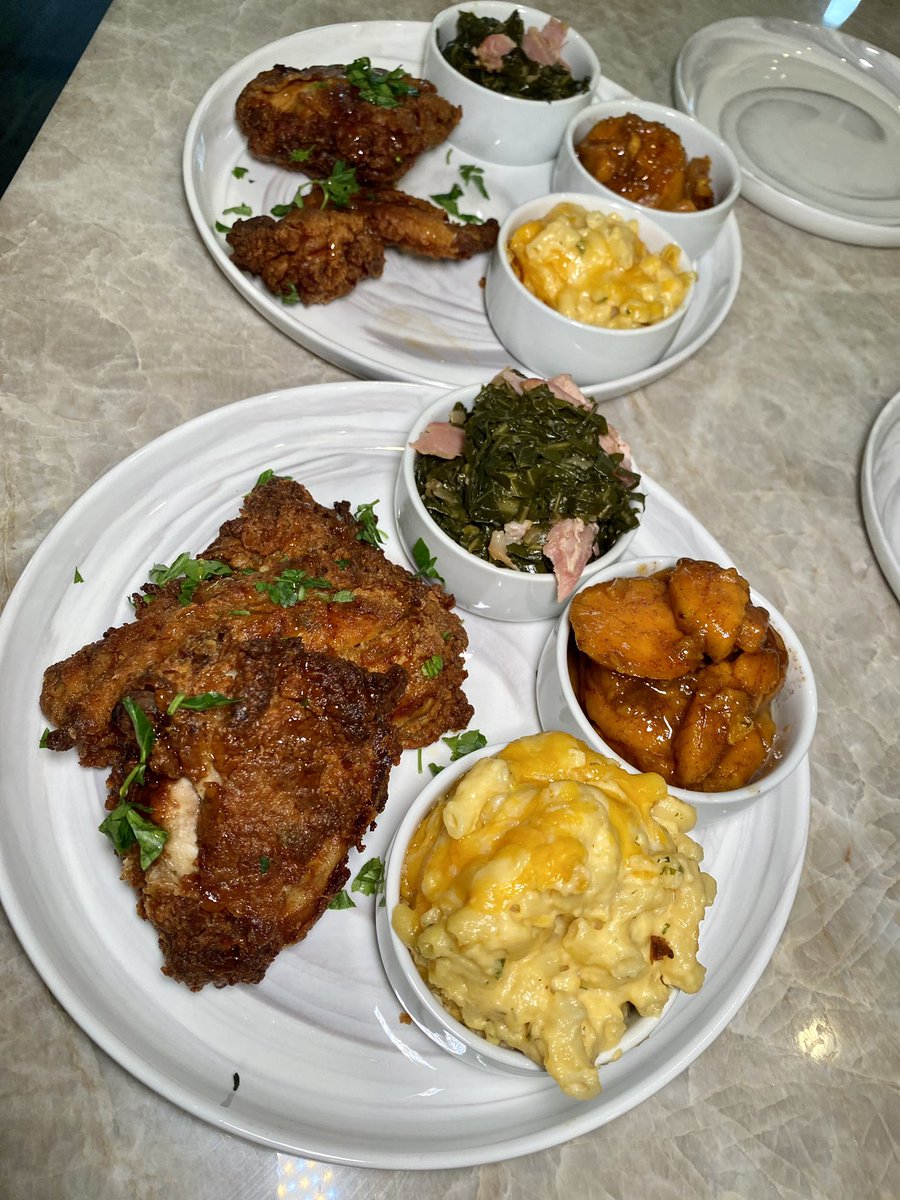 chefcourt1's tweet photo. Lunch and dinner the past few days. 
Fried chicken + sides. Veal Marsala + sides. Black bean burger + sides.  Crab stuffed shrimp + sides. 
#chefcourtneybrown #chefcourt1 #travelingchef #foodisalovelanguage #foodie https://t.co/PRpyx2Qi37