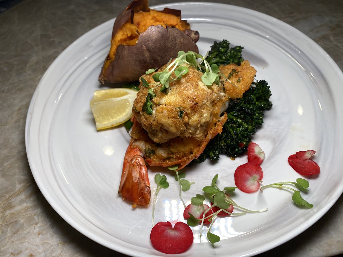 chefcourt1's tweet photo. Lunch and dinner the past few days. 
Fried chicken + sides. Veal Marsala + sides. Black bean burger + sides.  Crab stuffed shrimp + sides. 
#chefcourtneybrown #chefcourt1 #travelingchef #foodisalovelanguage #foodie https://t.co/PRpyx2Qi37