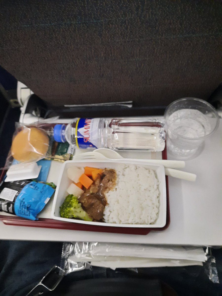 aisubear_'s tweet photo. Rasanya masih aneh makan jam setengah 3 pagi, sahur kali ya
Aku pilih rice with beef, pilihan lainnya chicken pasta
Pelengkapnya dikasih roti dan butter, sama cemilan dried mango dan semacam kacang polong
Minumnya ak minta soda(7up) suka eneg soalnya kalo mam daging https://t.co/eqPXQlZsP2