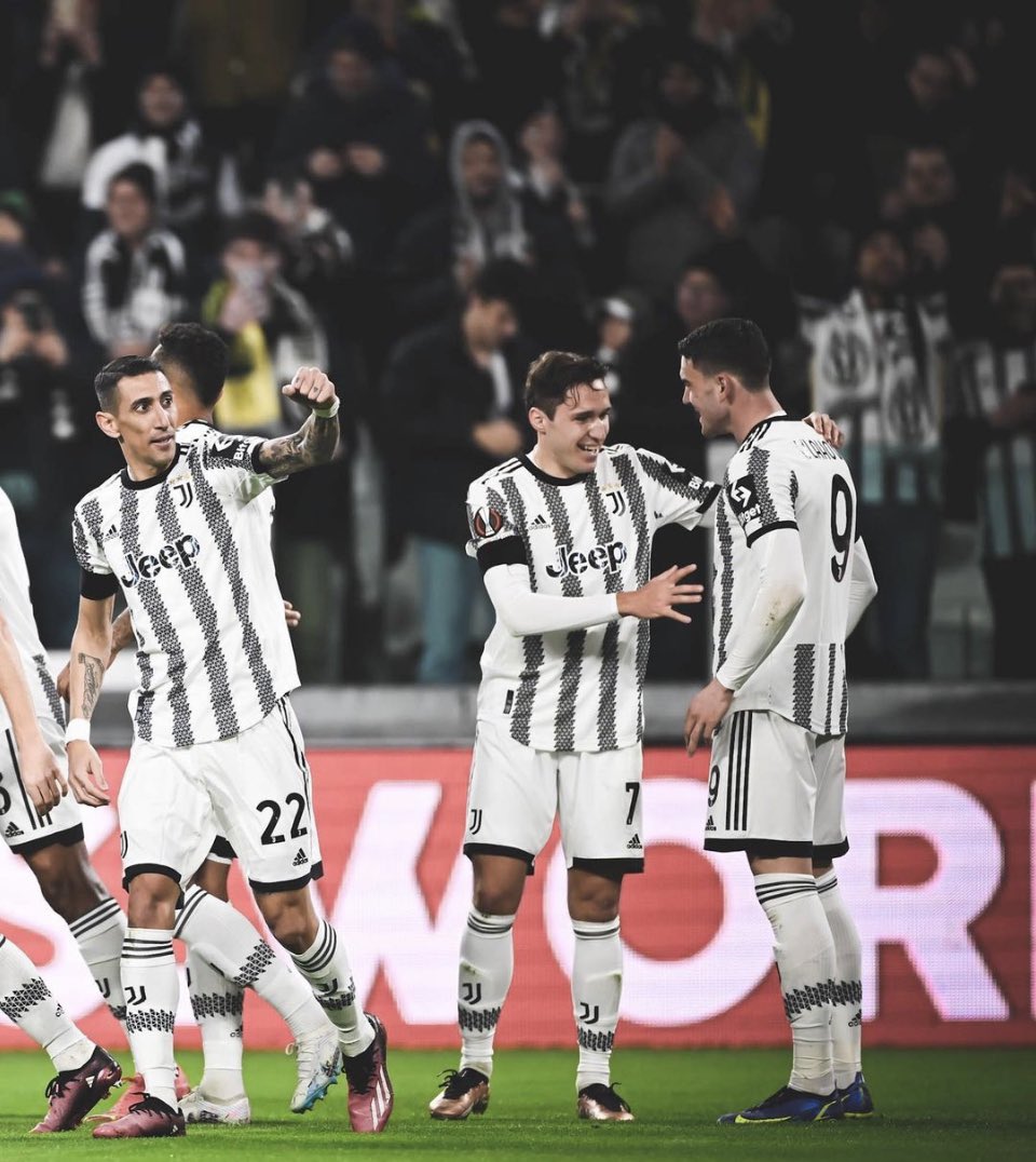 ActualiteSerieA's tweet photo. ✅ Juventus en huitième. 
✅ As Roma en huitième. 
✅ Lazio en huitième.
✅ Fiorentina en huitième. 
⏳Naples : Victoire 2-0.
⏳Inter : victoire 1-0. 
⏳Ac Milan : victoire 1-0.

Pour un championnat dit en "déclin" par divers journalistes français, il y a pire non ? 🤔 https://t.co/TeirxxJlrw
