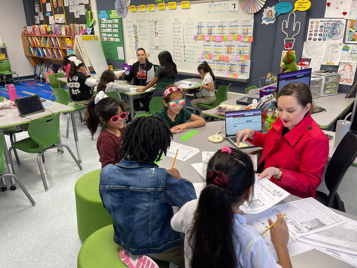 genevie79cr's tweet image. Caught these 2nd grade leaders using @lead4ward’s IQ Slap Down to review a few targeted comprehension questions! Great engagement!! #LPLS4Girls #LPEPawsUp