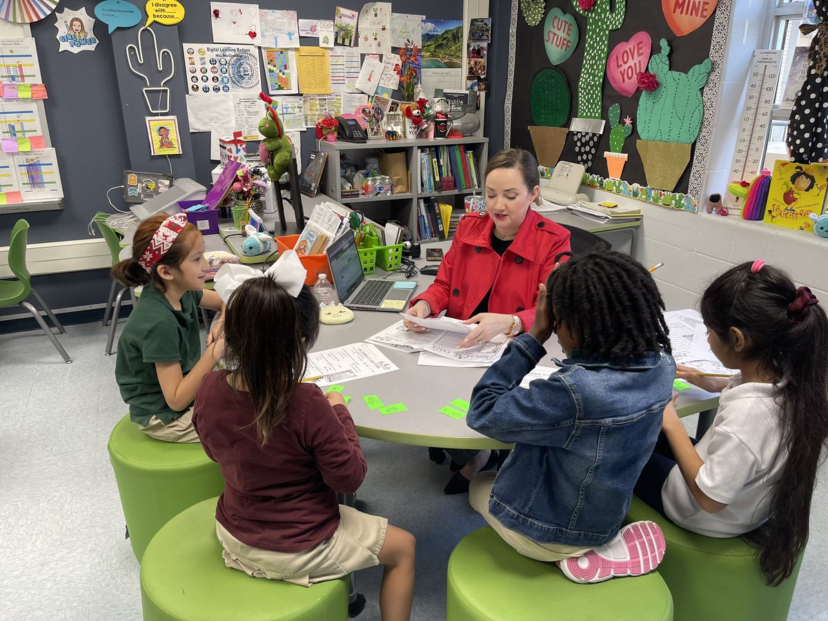 genevie79cr's tweet image. Caught these 2nd grade leaders using @lead4ward’s IQ Slap Down to review a few targeted comprehension questions! Great engagement!! #LPLS4Girls #LPEPawsUp