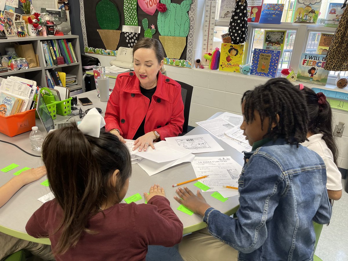 genevie79cr's tweet image. Caught these 2nd grade leaders using @lead4ward’s IQ Slap Down to review a few targeted comprehension questions! Great engagement!! #LPLS4Girls #LPEPawsUp