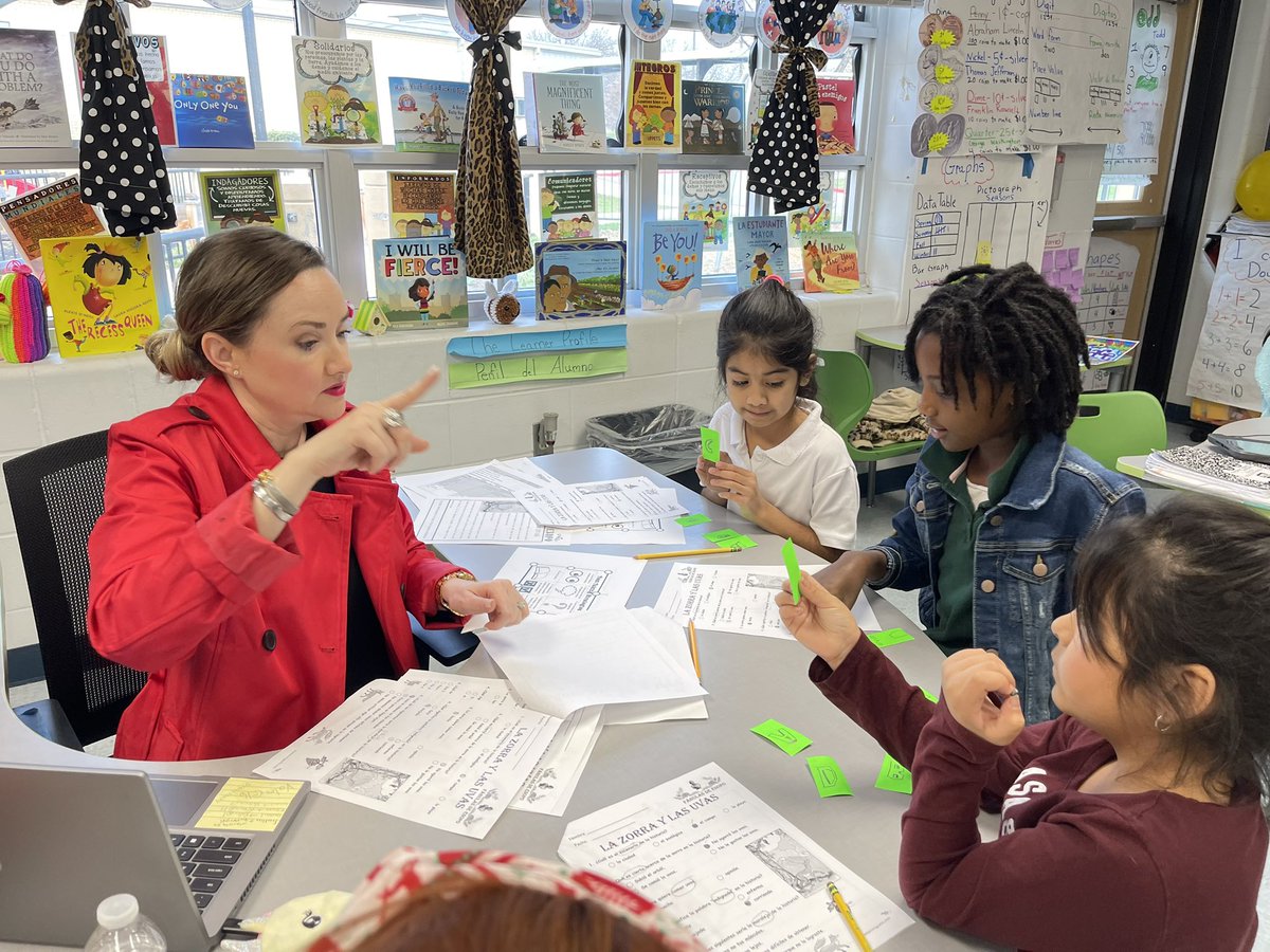 genevie79cr's tweet image. Caught these 2nd grade leaders using @lead4ward’s IQ Slap Down to review a few targeted comprehension questions! Great engagement!! #LPLS4Girls #LPEPawsUp