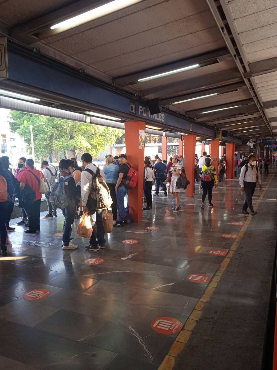 DaimonJorge's tweet photo. @MetroCDMX Continúa? Llevamos 25 min de Villa de Cortés a Portales. https://t.co/wap6yP2wHs