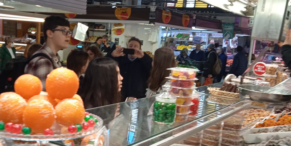 BSNLanguages's tweet photo. Trying and buying en el Mercado. Including a first try of sea urchins. @BSNTrips #sslspanish #ssvspanish @BSN_SSV @BSN_SSL https://t.co/yGckdh4g44