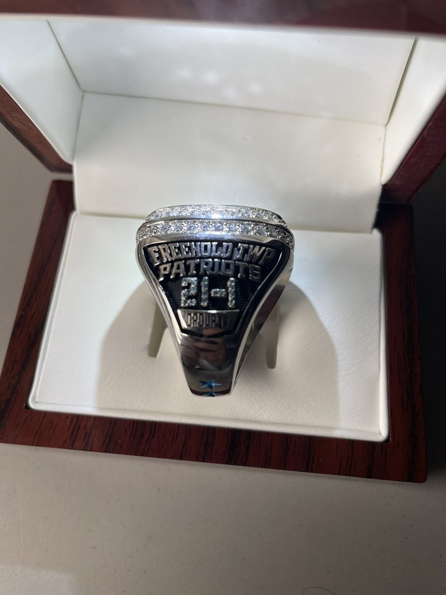 FTgirlsSOCCER's tweet photo. 💍💍ITS RING SZN💍💍

A beautiful REDEMPTION ring to memorialize a historic season‼️‼️ https://t.co/45dyAvEZkt