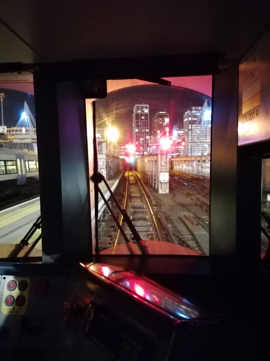 kenttraindriver's tweet image. The middle road through the middle window. Don't get to go into platform four at London Charing Cross all that often. Taken from a non energised cab of course. #londoncharingcross #southeastern #class376